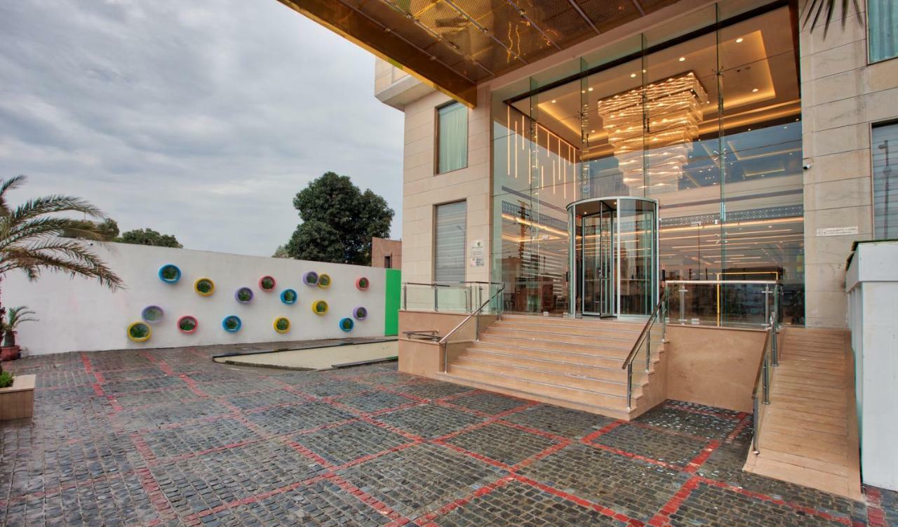Country Inn Premier Amritsar, 10 Min From Golden Temple Екстер'єр фото